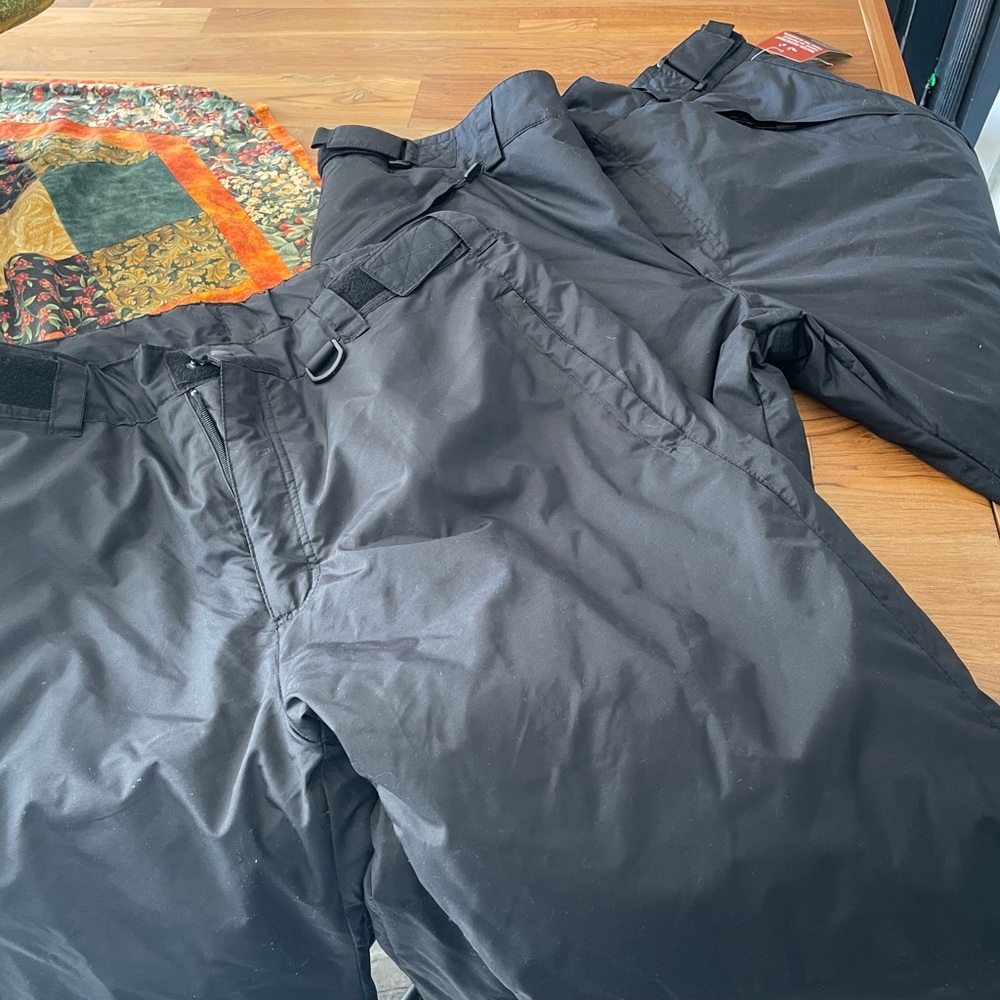 Mens x-large snow pants never worn
